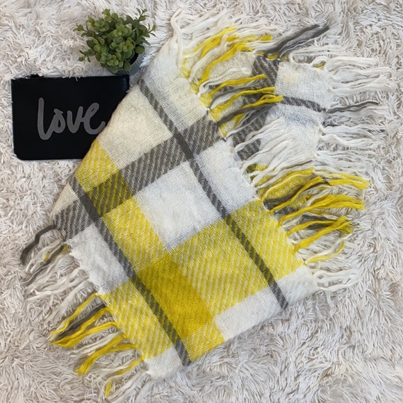 🎉HP👍🏼 Loft Fringe Knit Scarf 💗 Ivory Gray Yellow Plaid - Picture 3 of 9